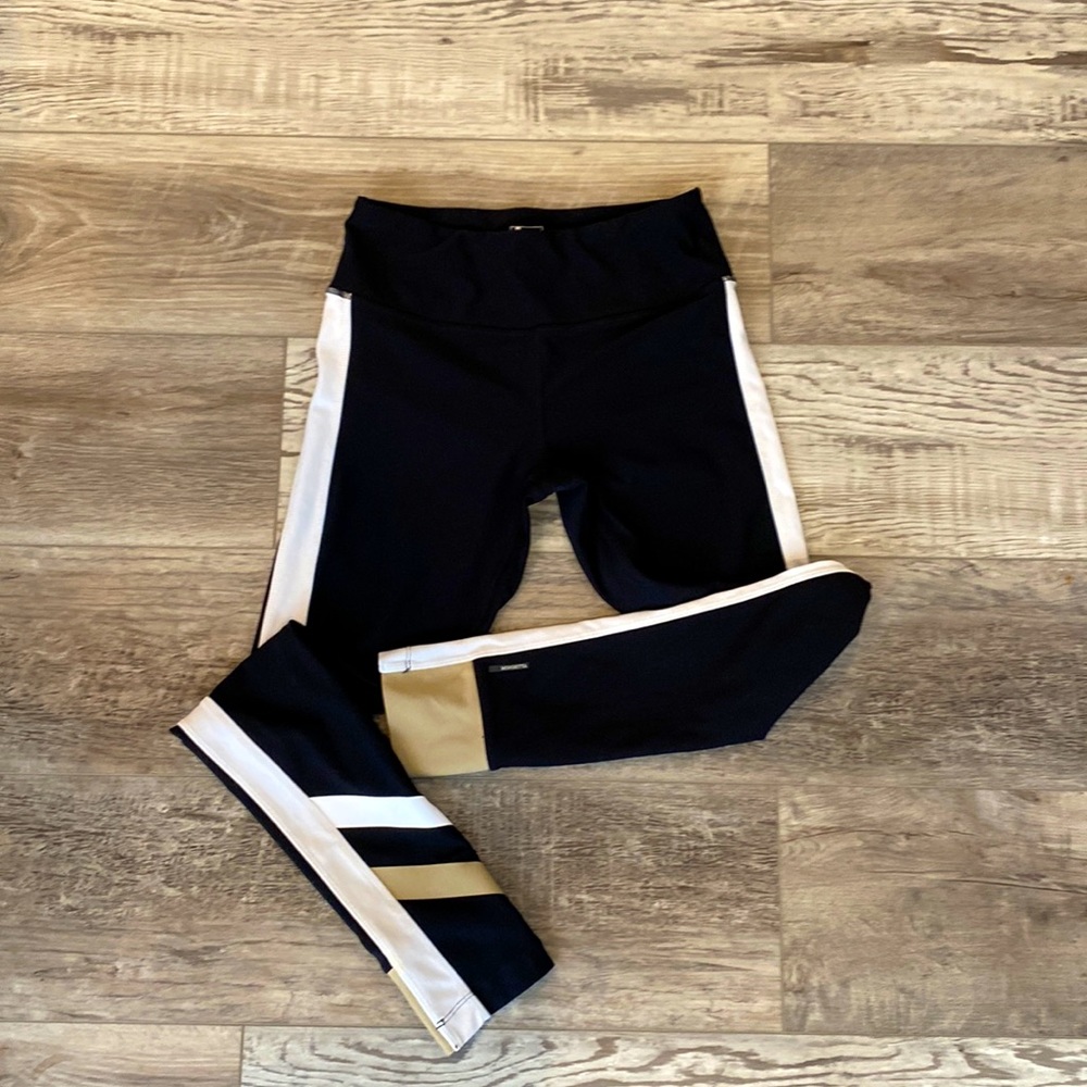 EUC black, white, gold leggings, XS  No pilling or fading. Waistband pocket.